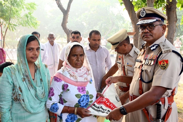 शहीदों के परिवारों को शॉल भेंट करते हुए एडीजीपी डॉ एम. रवि किरण।