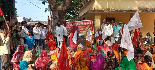 अररिया फोटो:फारबिसगंज ब्लॉक परिसर में धरना प्रदर्शन