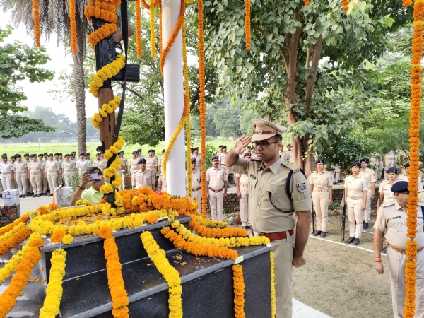 शहीद दिवस पर शहीद जवानो को श्रद्धांजलि देते एसपी