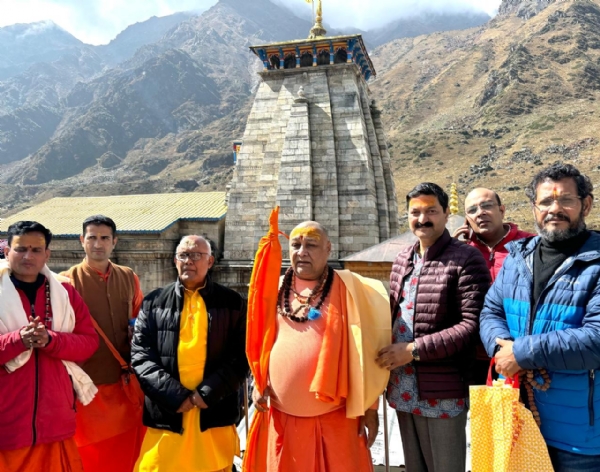 शारदा पीठाधीश्वर जगदगुरु शंकराचार्य स्वामी राजराजेश्वराश्रम महाराज और बीकेटीसी अध्यक्ष अजेंद्र अजय केदारनाथ में।