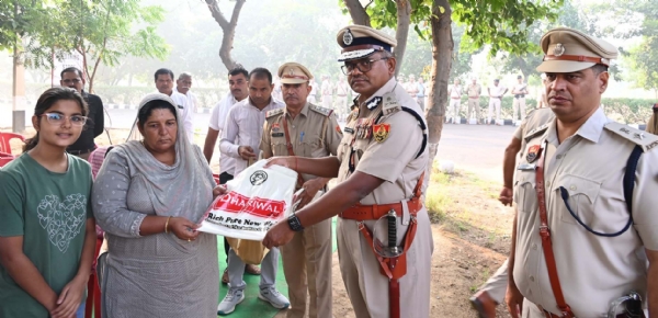 शहीदों के परिवारों को शॉल भेंट करते हुए एडीजीपी डॉ एम. रवि किरण।