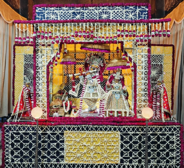 गोविंद देवजी मंदिर में दर्शन पास और जगमोहन पास से प्रवेश केवल सायं 7 बजे तक ही संभव