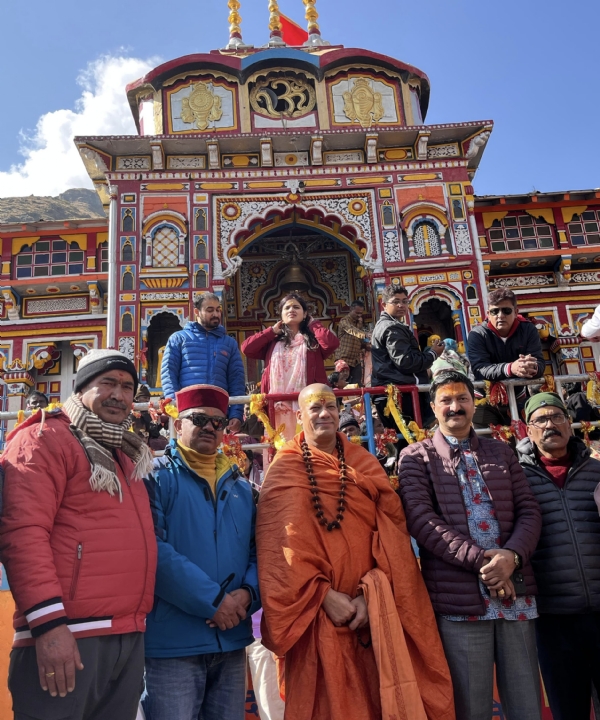 निरंजन पीठाधीश्वर आचार्य महामंडलेश्वर स्वामी कैलाशानंद गिरी महाराज के साथ बदरीनाथ में बीकेटीसी अध्यक्ष अजेंद्र अजय ।