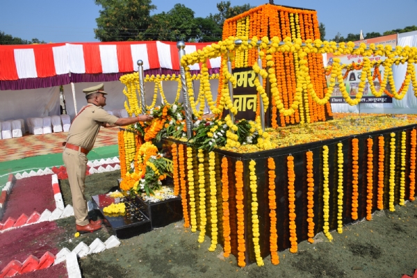 श्रद्धांजलि देते पुलिस अधीक्षक