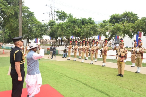 गुवाहाटी: असम के राज्यपाल लक्ष्मण प्रसाद आचार्य की मौजूदगी में आज पुलिस स्मृति दिवस के अवसर पर काहिलीपारा स्थित 4थी असम पुलिस बटालियन में आयोजित एक समारोह का दृश्य।