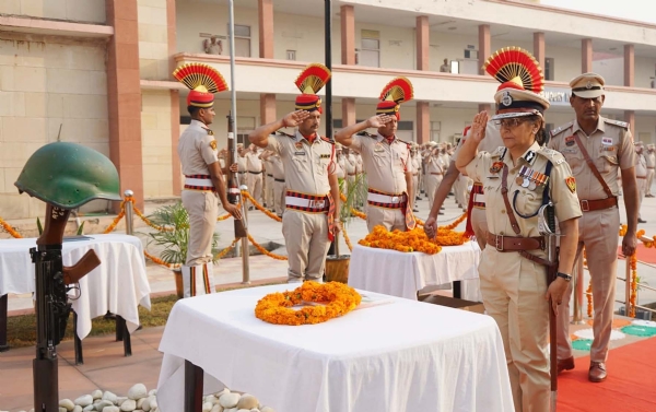 फोटो नंबर-09: भौण्डसी पुलिस परिसर में पुलिस शहीदों को सेल्यूट करतीं अतिरिक्त पुलिस महानिदेशक चारूबाली।