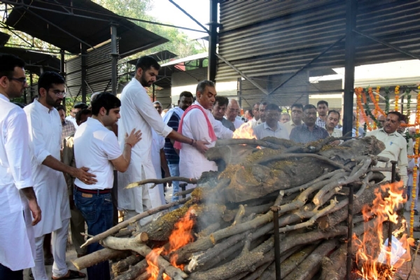 हिमाचल भाजपा के सह प्रभारी एवं राष्ट्रीय कार्यकारिणी सदस्य संजय टंडन अपनी माता काे मुखाग्नि देते हुए