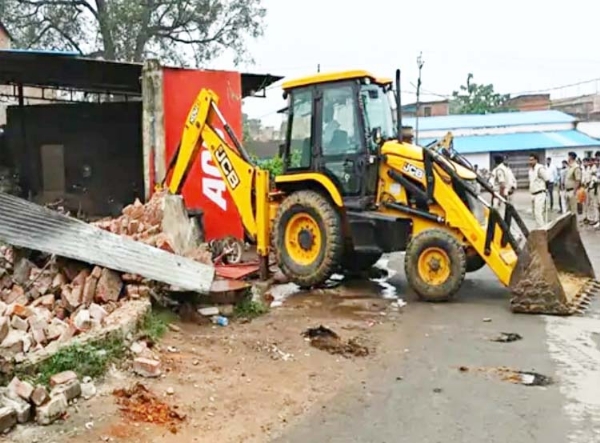 सूरजपुर दोहरे हत्‍याकांड के आरोप‍ित के घर पर बुलडोजर चलाते हुए