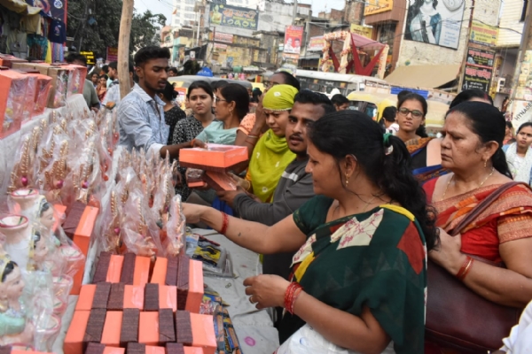 बाजारों में उमड़ी भीड़: फोटो बच्चा गुप्ता