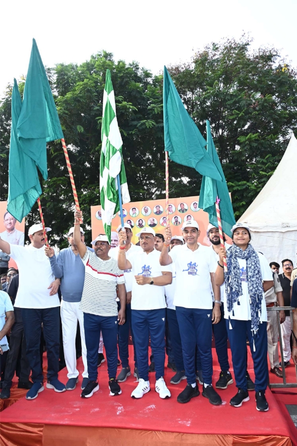 मुख्यमंत्री  विष्णु देव साय  एकता दौड़ को हरी झंडी दिखात