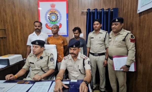 पुलिस के गिरफ्त में आरोपी गण