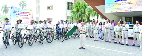 रैली को हरी झंडी दिखाकर रवाना करते हुए श्री मुरली