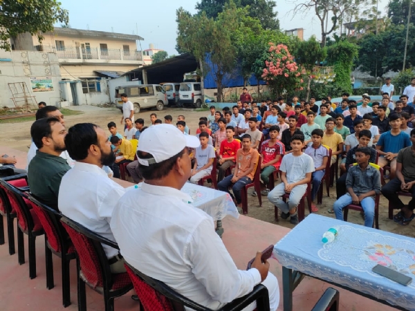 अररिया फोटो:नशा को लेकर जागरूकता कार्यक्रम में मंचासिन अतिथि और बच्चे