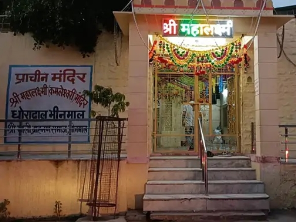 महालक्ष्मी कमलेश्वरी मंदिर में सेवा पूजा सदियों से श्रीमाली ब्राह्मण समाज के पुजारी करते आए हैं।