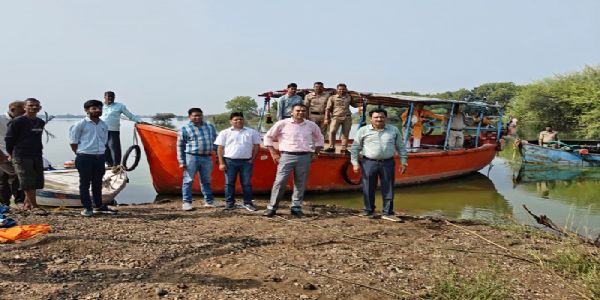 नीमचः गाँधी सागर डेम में रेत के अवैध उत्खननकर्ताओं पर छापा, तीन बोट व एक पनडुब्बी जप्त