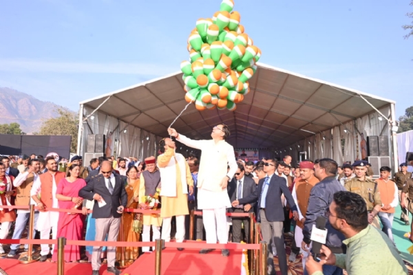 गुब्बारा उड़ाकर बैकुंठ चतुर्दशी मेला का शुभारंभ करते मुख्यमंत्री पुष्कर सिंह धामी।