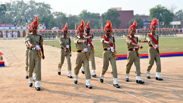 इस दौरान परेड करते जवान।