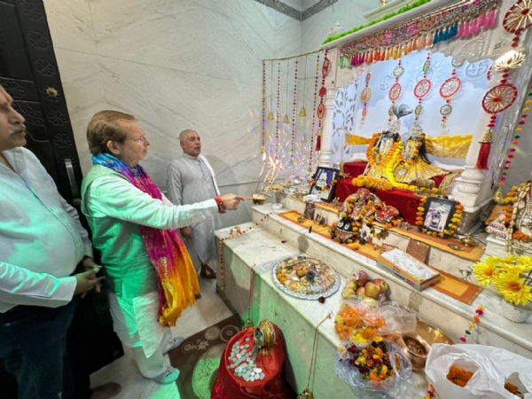 बेरी स्थित माजरिया वाले मंदिर में शनिवार को पूजा अर्चना करते सहकारिता मंत्री डॉ अरविंद कुमार शर्मा।