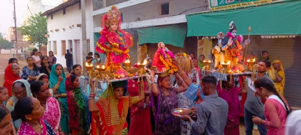 गोकुलपुर वार्ड में उत्साह से निकाली गई गौरा-गौरी की शोभायात्रा।