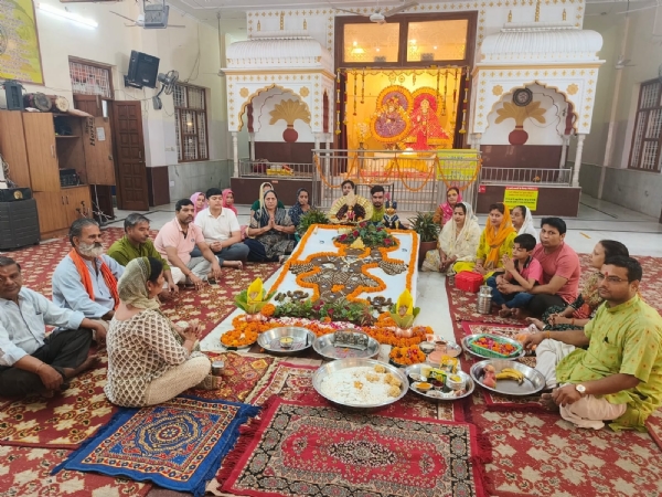 फोटो नंबर-01: गुरुग्राम के एक मंदिर में गौवर्धन पूजन करते श्रद्धालु।