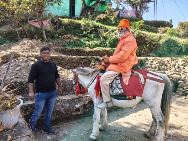 मदमहेश्वर घाटी के गिरीया में घोड़े से वोट डालने जाते 80 वर्षीय बुजुर्ग मतदाता।