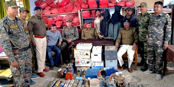 बरामद चोरी के सामान के साथ चैनपुर पुलिस