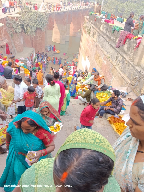 लोटा भंटा मेले में वरूणा नदी में डुबकी लगाते श्रद्धालु