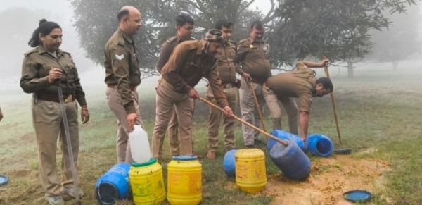 माल के रामनगर में छापेमारी करती आबकारी टीम फोटो