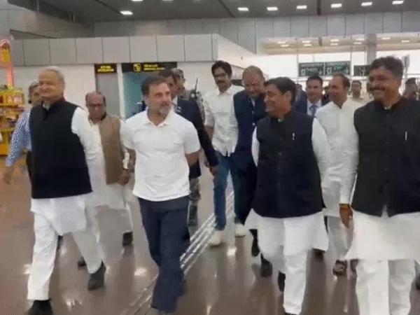 जयपुर एयरपाेर्ट पर कांग्रेस नेताओं के साथ राहुल गांधी।