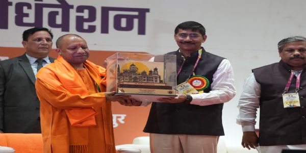  सीएम याेगी ने दीपेश नायर को प्राध्यापक यशवंतराव केलकर युवा पुरस्कार से किया सम्मानिता