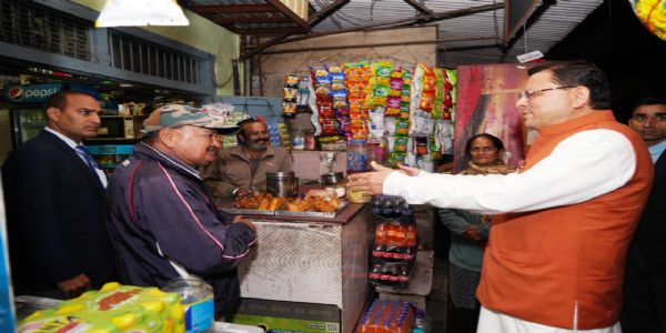 सादगी की मिसाल : काफिला रोक लोगों से मिलने पहुंचे मुख्यमंत्री धामी, ताजा की पुरानी यादें