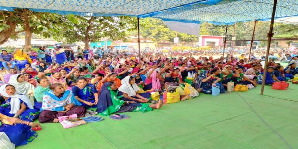 तीन सूत्री मांगों को लेकर स्वच्छता दीदियों का धरना प्रदर्शन शुरू