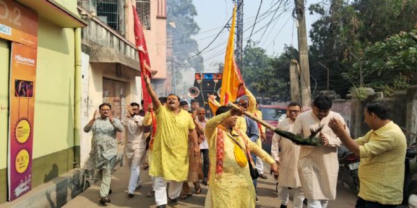 बांग्लादेश में हिंदुओं पर अत्याचार के खिलाफ कोलकाता में हिंदू जागरण मंच का प्रदर्शन