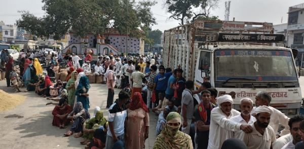 डीएपी खाद के लिए लगी पुरानी मंडी में लाइन ।