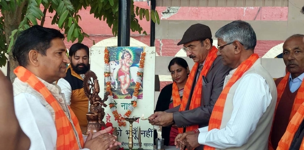 गीता जयंती समारोह का शुभारंभ करते मुख्य अतिथि।