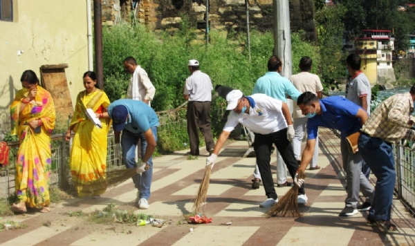 टपकेश्वर घाट पर सफाई करते कार्यकर्ता