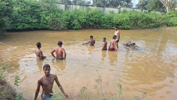 युवक की खोज करते स्थानीय लोग