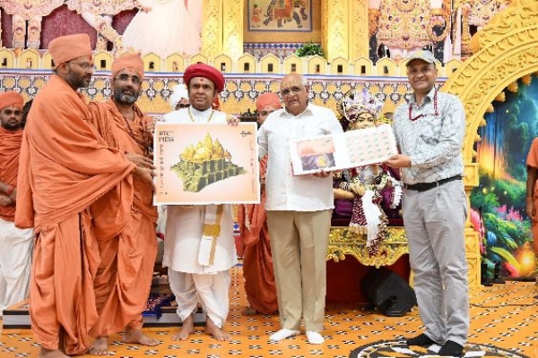 वड़ताल में मनाए जा रहे लक्ष्मीनारायण देव द्विशताब्दी महोत्सव में शनिवार को वड़ताल द्विशताब्दी महोत्सव पर पांच रुपए की डाक टिकट का विमोचन करते मुख्यमंत्री भूपेन्द्र पटेल एवं आचार्य राकेश प्रसाद महाराज।