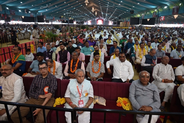 वड़ताल में मनाए जा रहे लक्ष्मीनारायण देव द्विशताब्दी महोत्सव में मौजूद हरिभक्त।