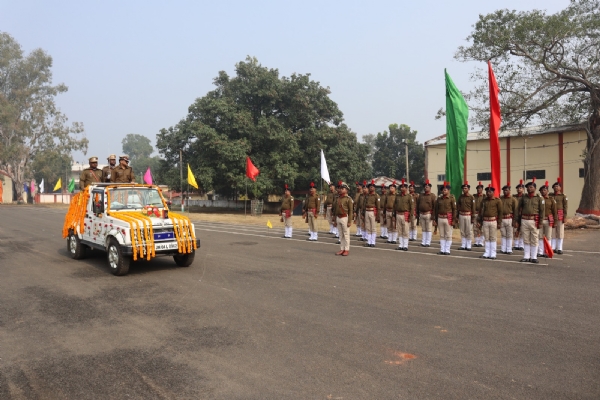 परेड का निरीक्षण करते आईजी