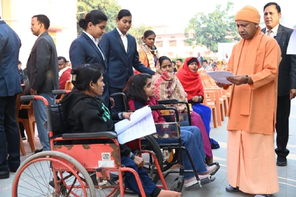 *जनता दर्शन में मुख्यमंत्री ने सुनीं 150 लोगों की समस्याएं*