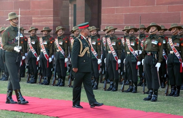 नेपाली सेना के चीफ ऑफ आर्मी स्टाफ जनरल अशोक राज सिगडेल गार्ड ऑफ ऑनर का निरीक्षण करते हुए