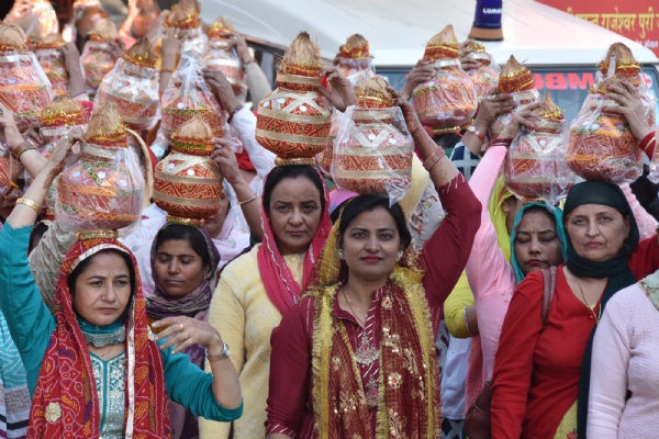 सर पर कलश लेकर शोभा यात्रा की अगुवाई करती हुई महिलाएं