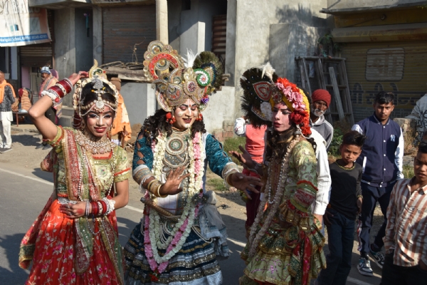 शोभायात्रा में धार्मिक झांकियां निकलते हुए कलाकार