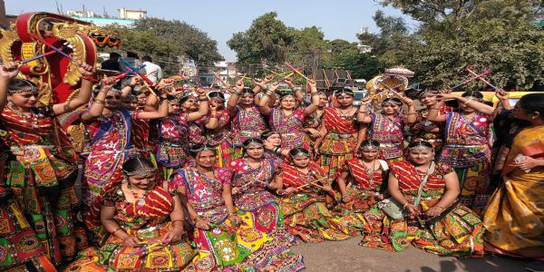 काशी विश्वनाथ धाम लोकार्पण के वर्षगांठ पर निकली भव्य शोभायात्रा,महाकुम्भ की झांकी आकर्षण