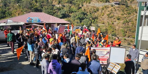 बांग्लादेश में हिंदूओं पर अत्याचार के खिलाफ हिंदू संगठनों का विरोध प्रदर्शन 