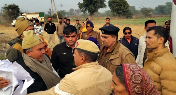 जिला योजनाकार विभाग द्वारा मकान गिराने का विरोध करता आवास मालिक बलजीत व उनके परिजन