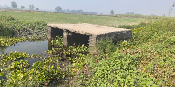 दो किमी कच्चा मार्ग अधिकारियो की उदासीनता का शिकार, किसानो के लिए अनुपयोगी