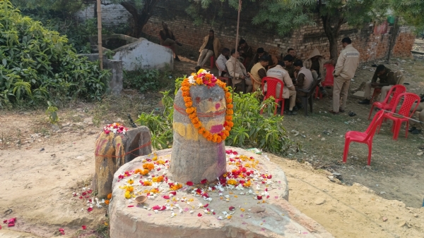 कब्रिस्तान में स्थित शिव लिंग के क्षतिग्रस्त होने की सूचना पर हड़कम,मौके पर भारी पुलिस बल तैनात