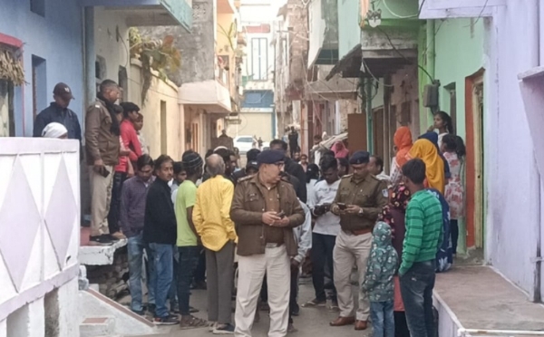 घटनास्थल पर पहुंची पुलिस और भीड़